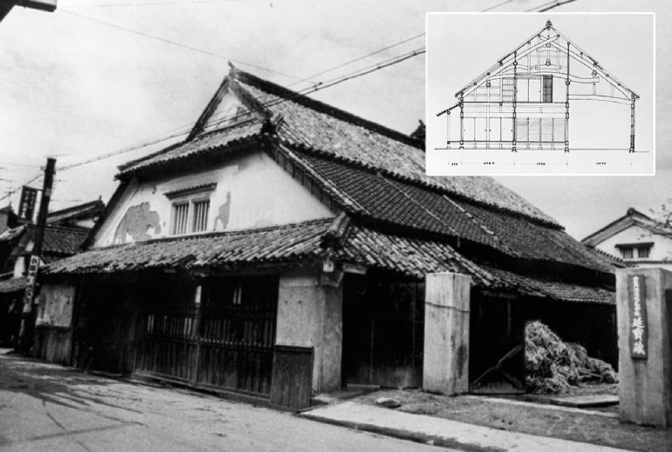 白牡丹酒造の蔵の外観・白黒写真
