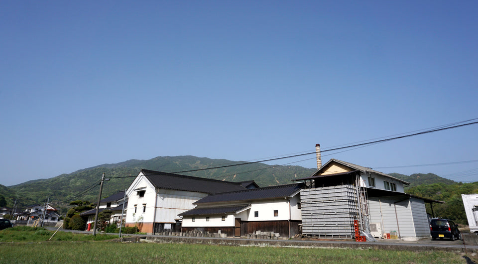 安浦の山々を背景にした盛川酒造の蔵